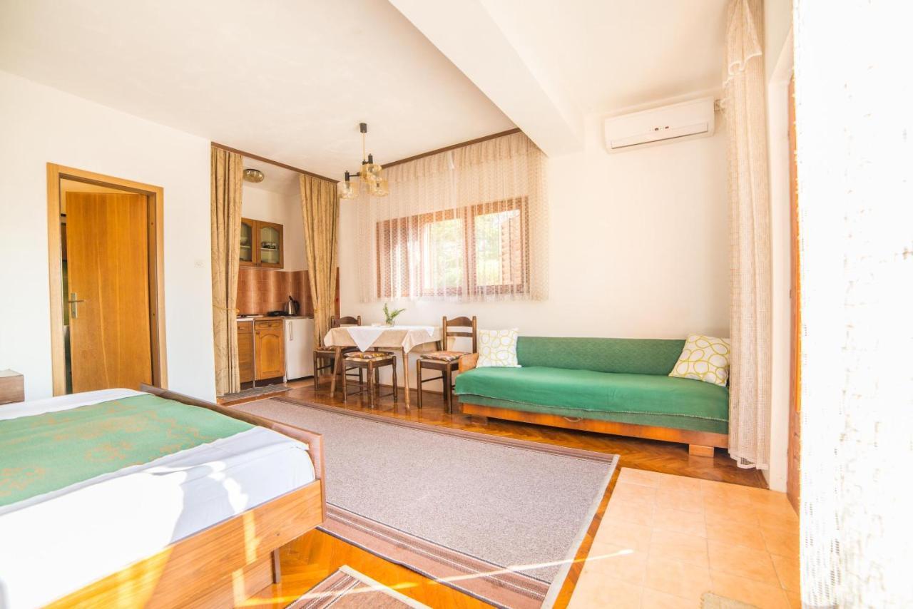Apartments Antic 4255 Selce Buitenkant foto