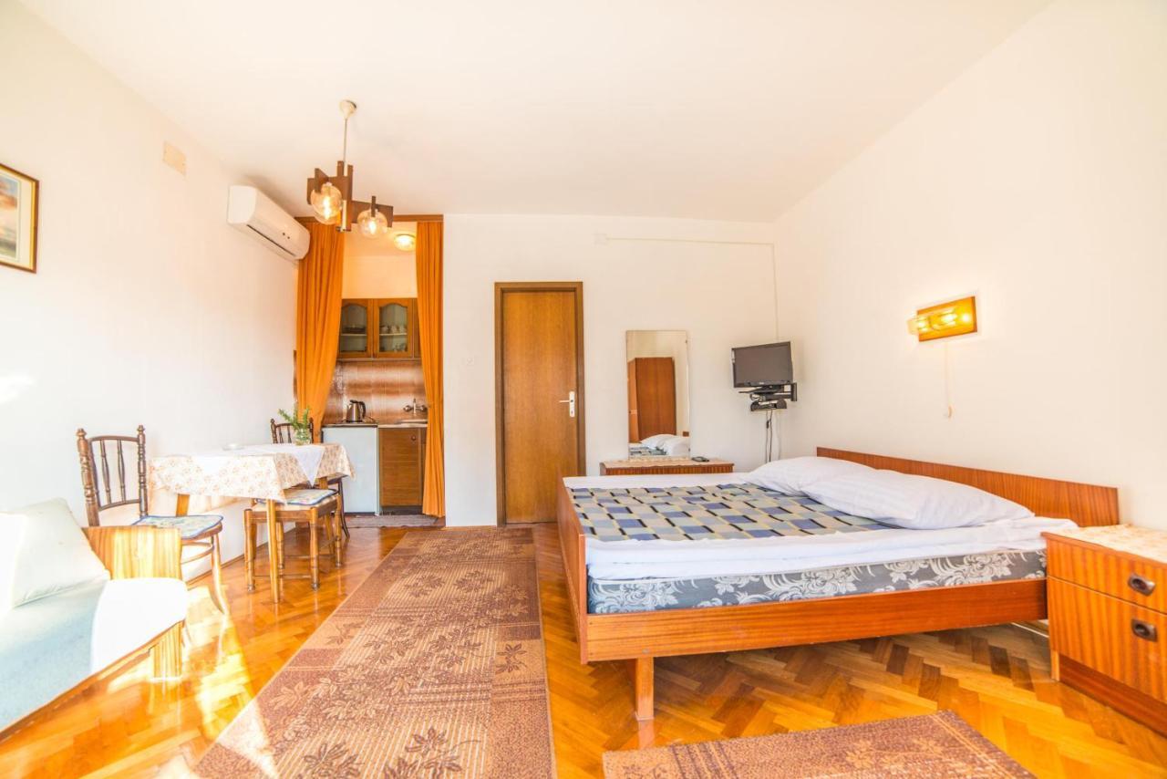 Apartments Antic 4255 Selce Buitenkant foto