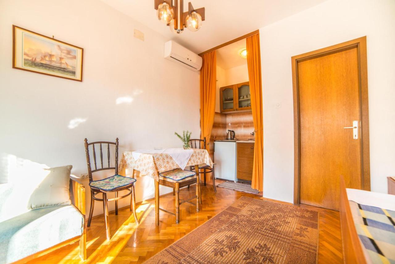 Apartments Antic 4255 Selce Buitenkant foto